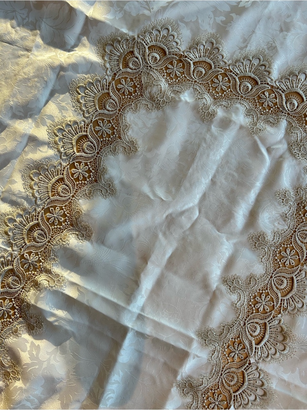 Elegant Cream Lace-Trim Tablecloth - Classic Home Dining